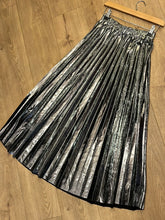 Load image into Gallery viewer, Metallic pleated skirts
