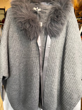 Load image into Gallery viewer, Faux fur collar jumpers
