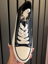 Load image into Gallery viewer, Black &amp; white trainers
