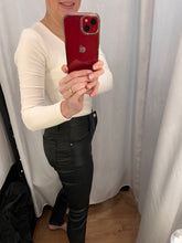 Load image into Gallery viewer, Leather look jeans
