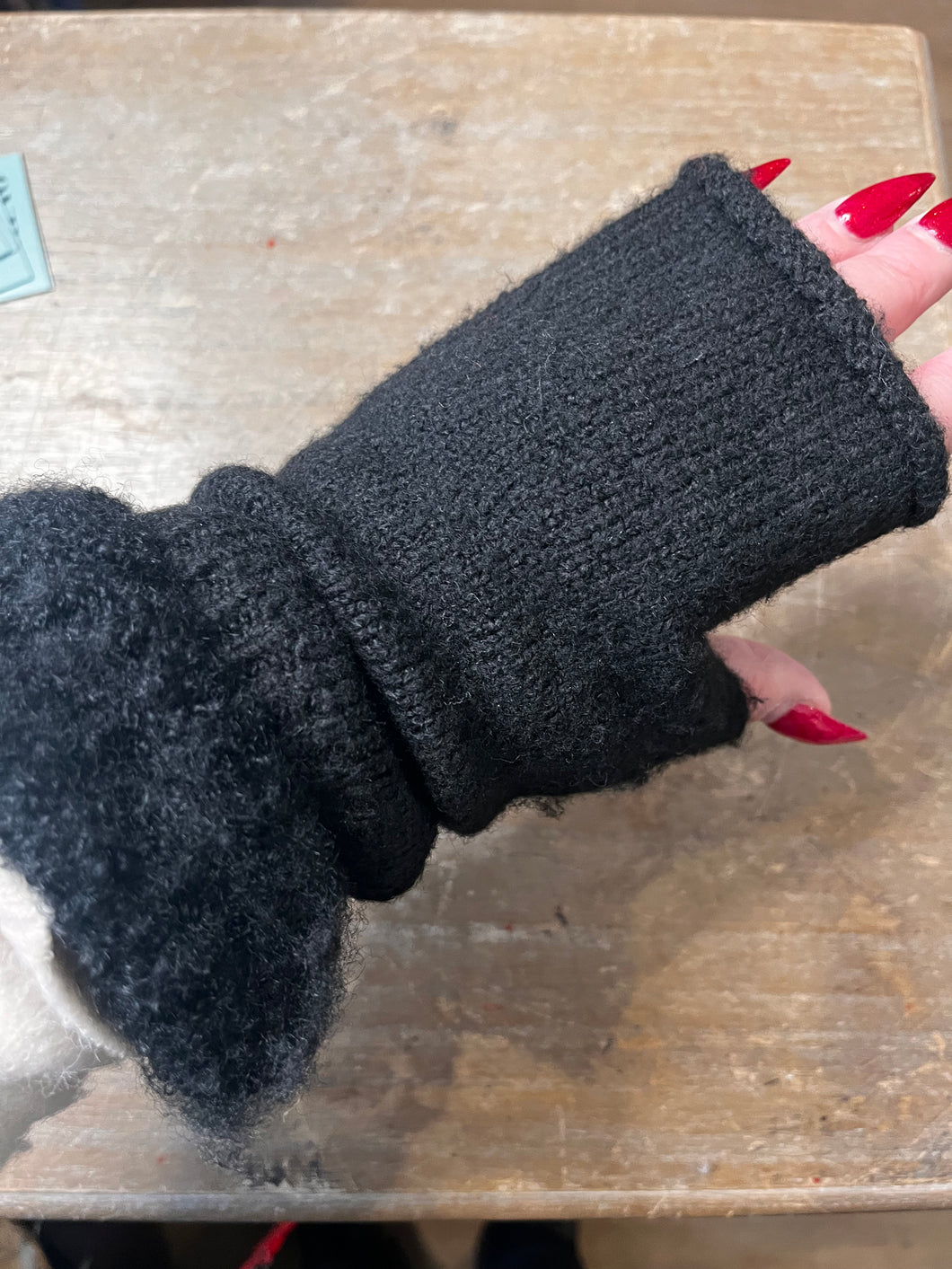 fingerless gloves/mits