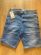 Load image into Gallery viewer, Plus sizes Push up denim shorts
